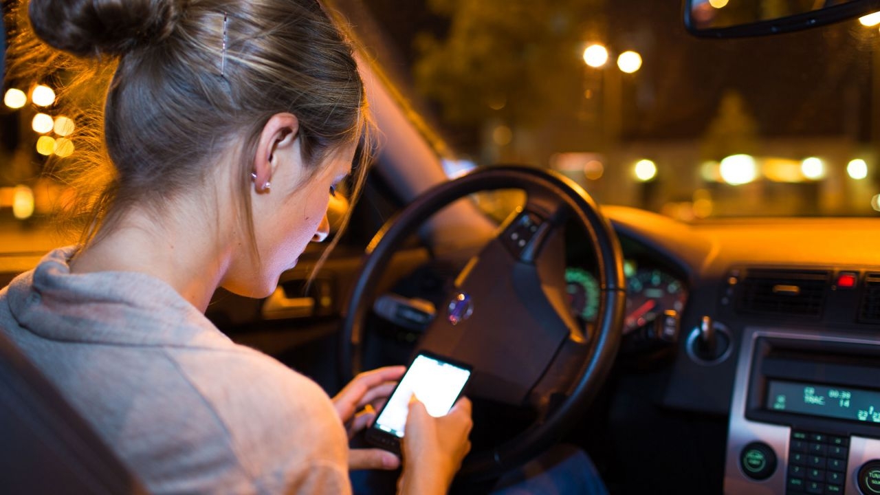 Codice della strada, stangata per chi guida con smartphone