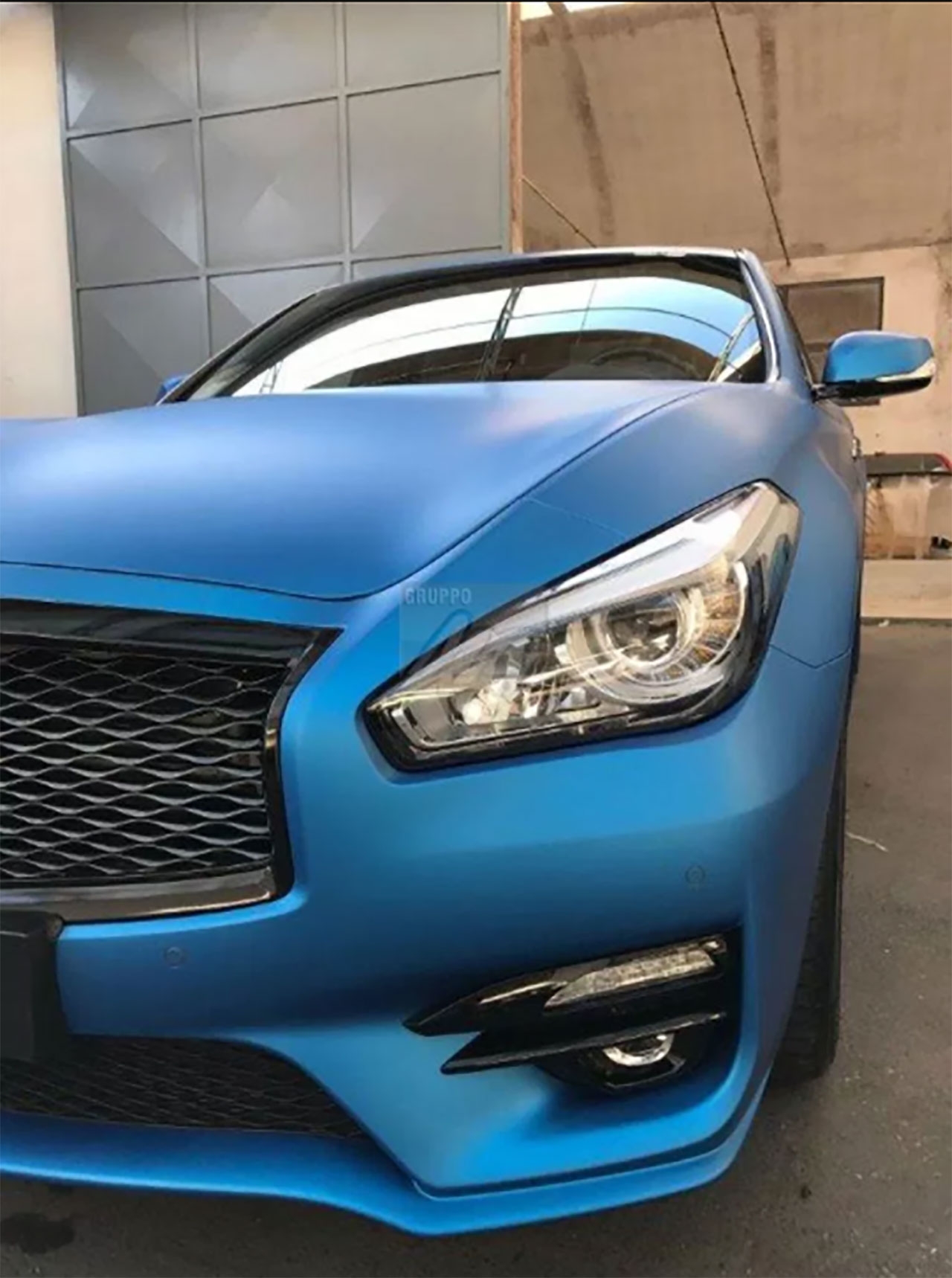 Infiniti Q70 – car wrapping blu elettrico opaco