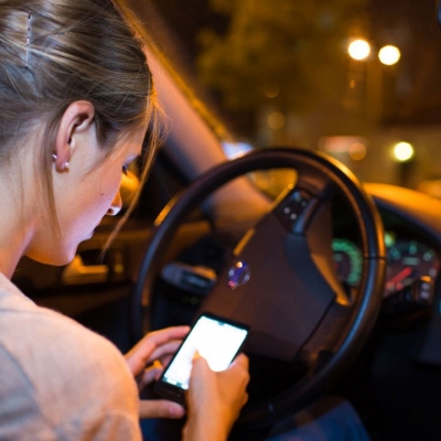Codice della strada, stangata per chi guida con smartphone